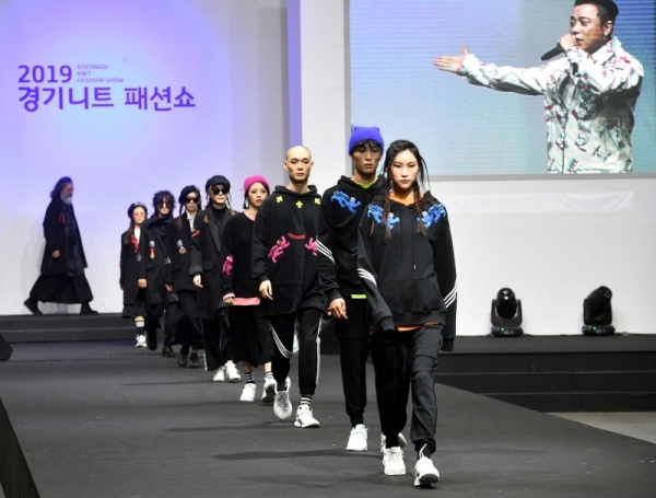 ‘2019 경기니트 패션쇼’가 열린 10일 고양시 일산 킨텍스에서 홍은주 디자이너의 패션쇼에서 모델들이 창의적인 의상을 입고 멋진 런웨이를 선보이고 있다. 전국 대학생 니트 패션쇼와 경기 니트 콜라보레이션 패션쇼, 가수 아웃사이더 공연 등 다채로운 행사가 진행됐다.전형민기자