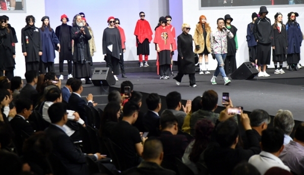 ‘2019 경기니트 패션쇼’가 열린 10일 고양시 일산 킨텍스에서 홍은주 디자이너의 패션쇼에서 모델들이 창의적인 의상을 입고 멋진 런웨이를 선보이고 있다. 전국 대학생 니트 패션쇼와 경기 니트 콜라보레이션 패션쇼, 가수 아웃사이더 공연 등 다채로운 행사가 진행됐다.전형민기자