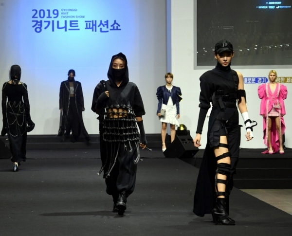10일 고양시 일산 킨텍스에서 열린 ‘2019 경기니트 패션쇼’ 전국 대학생 니트 패션쇼에서 모델들이 멋진 런웨이를 펼치고 있다.전형민기자