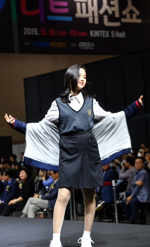 제11회 대한민국 뷰티박람회가 10일 고양시 일산 킨텍스에서 열려 ‘2019 경기니트 패션쇼’ 학생복 패션쇼에서   학생들이 새롭게 디자인한 멋진 학생복을 입고 런웨이를 펼치고 있다.전형민기자