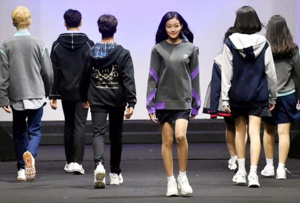 제11회 대한민국 뷰티박람회가 10일 고양시 일산 킨텍스에서 열려 ‘2019 경기니트 패션쇼’ 학생복 패션쇼에서   학생들이 새롭게 디자인한 멋진 학생복을 입고 런웨이를 펼치고 있다.전형민기자