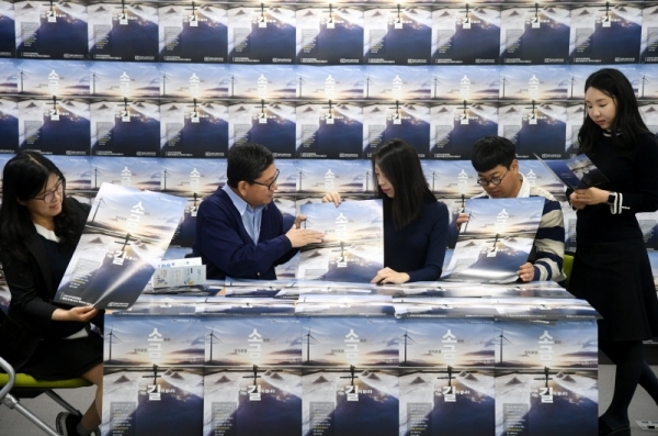10일 오전 수원시 영통구 경기도선거관리위원회에서 직원들이 내년 4월 국회의원 선거를 앞두고 등장한 정치후원금 후원문화 확산을 위한 포스터를 살펴보고 있다. 김시범기자