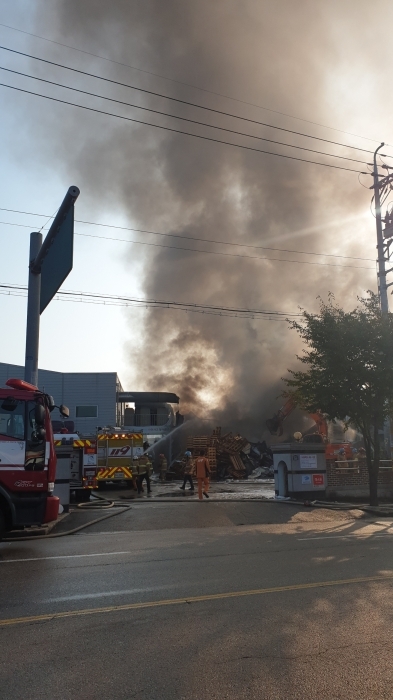 11일 오전 4시55분께 화성 향남의 휴대전화 배터리 커버필름 제조 공장에서 화재가 발생했다. 이 화재로 1명이 병원으로 이송돼 치료를 받았다.