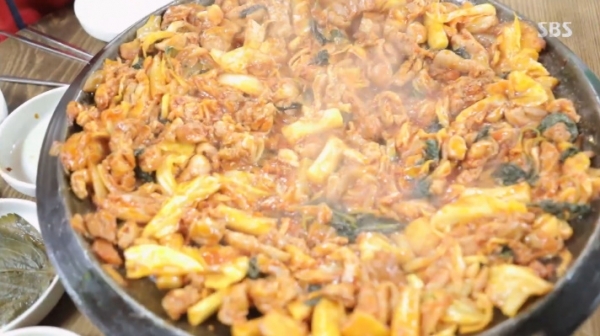 '생방송 투데이'에서는 '맛스타그램' 코너를 통해 46가지 재료로 완성한 무쇠 닭갈비가 소개됐다. 방송 캡처