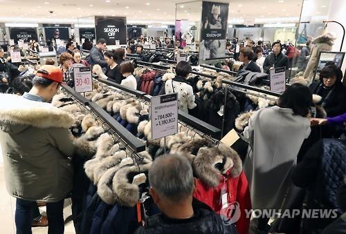 백화점 매장에서 아우터 고르는 소비자들[연합뉴스 자료사진]