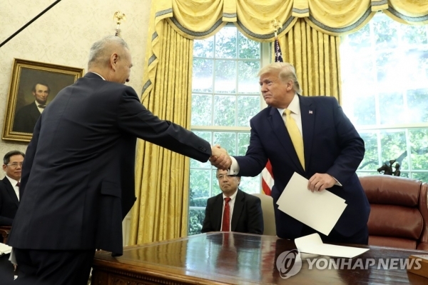 백악관에서 만난 도널드 트럼프 대통령과 류허 중국 부총리 /연합