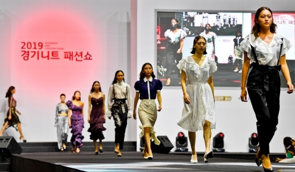 12일 오후 일산 킨텍스에서 열린 '2019 경기 니트 패션쇼'에서 고우리 디자이너가 만든 의상들을 모델들이 선보이고 있다. 윤원규기자
