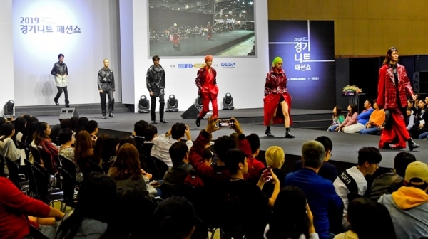12일 오후 일산 킨텍스에서 열린 '2019 경기 니트 패션쇼'에서 고우리 디자이너가 만든 의상들을 모델들이 선보이고 있다. 윤원규기자
