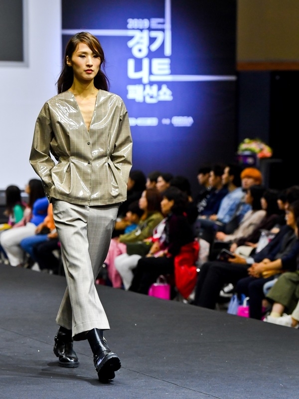 12일 오후 일산 킨텍스에서 열린 '2019 경기 니트 패션쇼'에서 김주한 디자이너가 만든 의상들을 모델들이 선보이고 있다. 윤원규기자