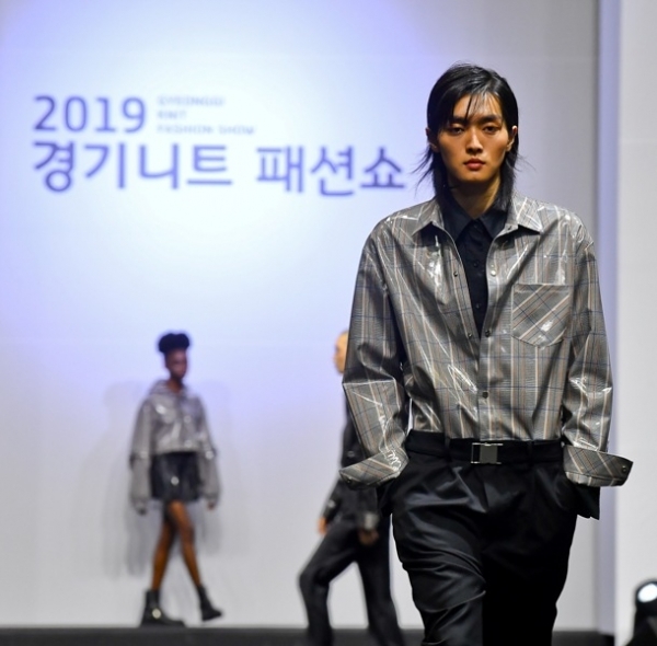 12일 오후 일산 킨텍스에서 열린 '2019 경기 니트 패션쇼'에서 김주한 디자이너가 만든 의상들을 모델들이 선보이고 있다. 윤원규기자