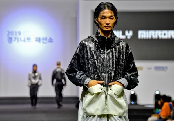 12일 오후 일산 킨텍스에서 열린 '2019 경기 니트 패션쇼'에서 김주한 디자이너가 만든 의상들을 모델들이 선보이고 있다. 윤원규기자