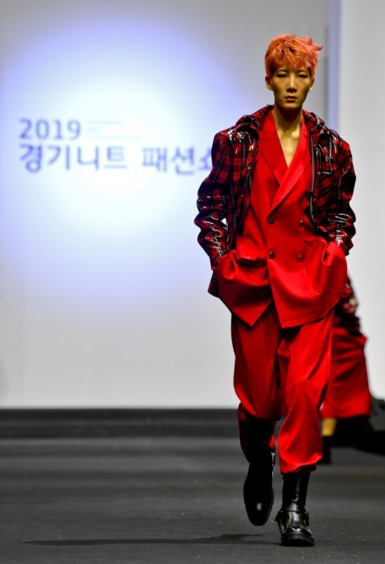 12일 오후 일산 킨텍스에서 열린 '2019 경기 니트 패션쇼'에서 김주한 디자이너가 만든 의상들을 모델들이 선보이고 있다. 윤원규기자