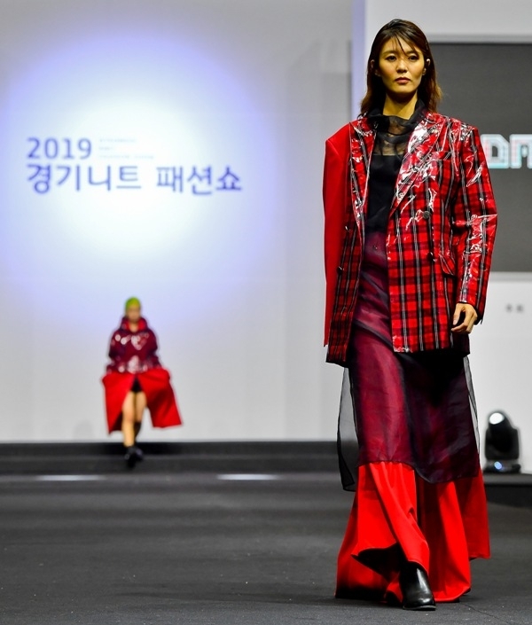 12일 오후 일산 킨텍스에서 열린 '2019 경기 니트 패션쇼'에서 김주한 디자이너가 만든 의상들을 모델들이 선보이고 있다. 윤원규기자