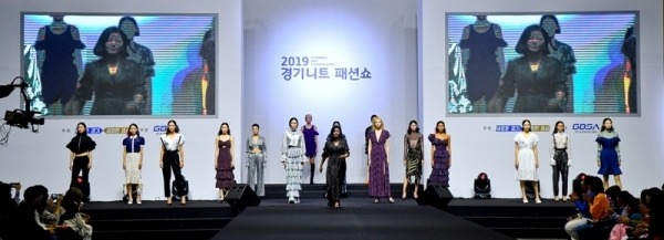 12일 오후 일산 킨텍스에서 열린 '2019 경기 니트 패션쇼'에서 고우리 디자이너가 만든 의상들을 모델들이 선보이고 있다. 윤원규기자