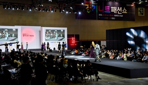 12일 오후 일산 킨텍스에서 열린 '2019 경기 니트 패션쇼'에서 고우리 디자이너가 만든 의상들을 모델들이 선보이고 있다. 윤원규기자