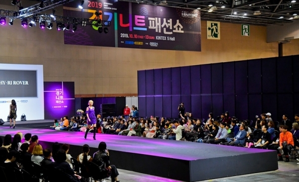 12일 오후 일산 킨텍스에서 열린 '2019 경기 니트 패션쇼'에서 고우리 디자이너가 만든 의상들을 모델들이 선보이고 있다. 윤원규기자