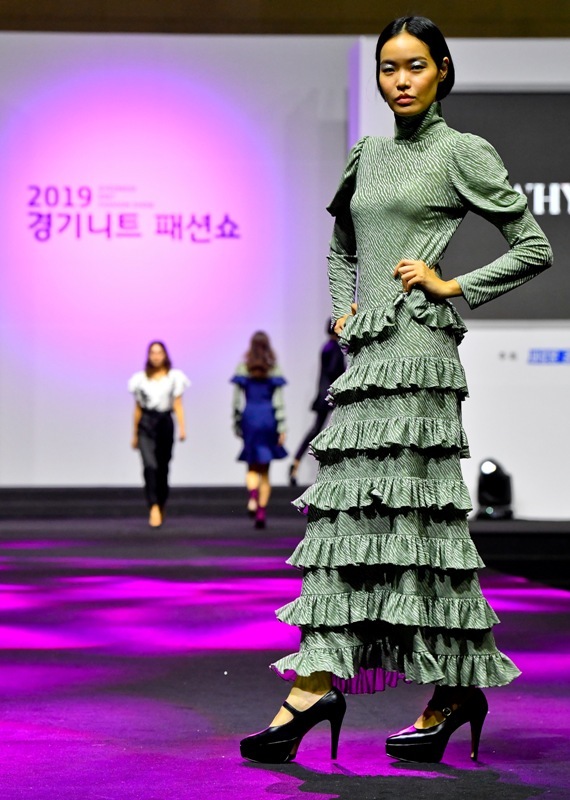 12일 오후 일산 킨텍스에서 열린 '2019 경기 니트 패션쇼'에서 고우리 디자이너가 만든 의상들을 모델들이 선보이고 있다. 윤원규기자