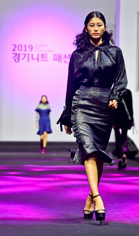 12일 오후 일산 킨텍스에서 열린 '2019 경기 니트 패션쇼'에서 고우리 디자이너가 만든 의상들을 모델들이 선보이고 있다. 윤원규기자
