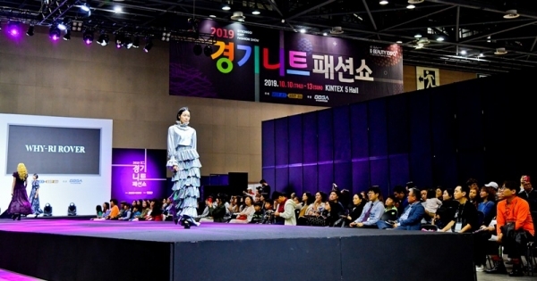 12일 오후 일산 킨텍스에서 열린 '2019 경기 니트 패션쇼'에서 고우리 디자이너가 만든 의상들을 모델들이 선보이고 있다. 윤원규기자
