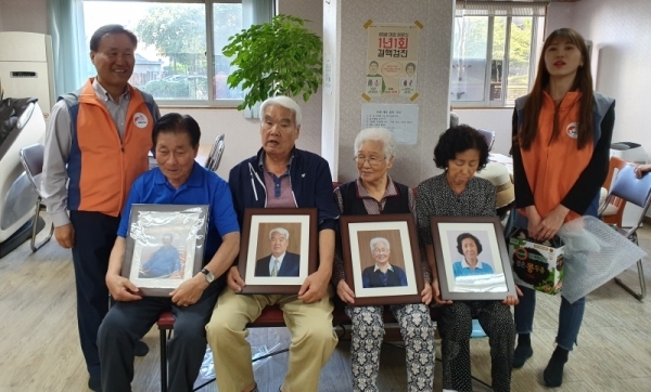 한전 오산지사, 어르신 영정사진 액자 선물
