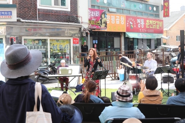 양평전통시장 활성화를 위해 시장 상인들이 마련한 토요청개구리마켓에서 시장을 찾은 주민들이 곳곳에서 즉석 공연을 즐기고 있다.