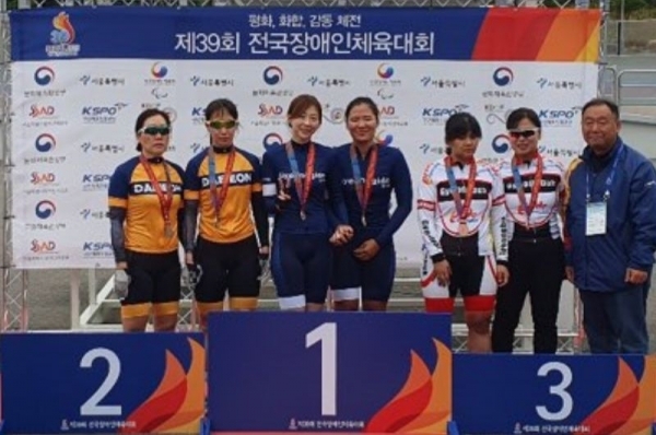 ▲ 제39회 전국장애인체육대회 사이클 여자 1㎞독주에서 한국신기록으로 우승한 박현미(가운데 왼쪽)ㆍ양경민.경기도장애인체육회 제공
