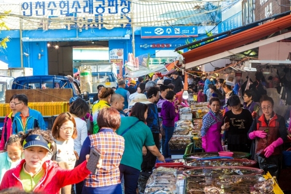 휴일인 13일 오후 인천 남동구 소래포구 어시장이 제철 수산물을 구입하는 시민으로 붐비고 있다.조주현기자