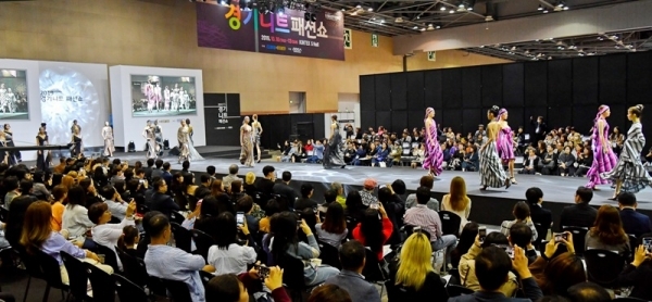 12일 오후 일산 킨텍스에서 열린 '2019 경기 니트 패션쇼'에서 명유석 디자이너가 만든 의상들을 모델들이 선보이고 있다. 윤원규기자