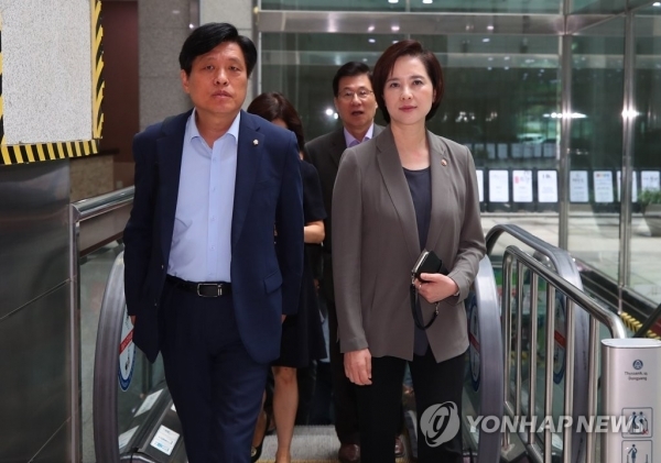 유은혜 사회부총리 겸 교육부 장관(오른쪽)과 국회 교육위원회 간사인 더불어민주당 소속 조승래 의원이 지난달 6일 대입제도 개선 방향을 논의하기 위한 비공개 당정청 회의를 마치고 이동하고 있는 모습. 연합뉴스
