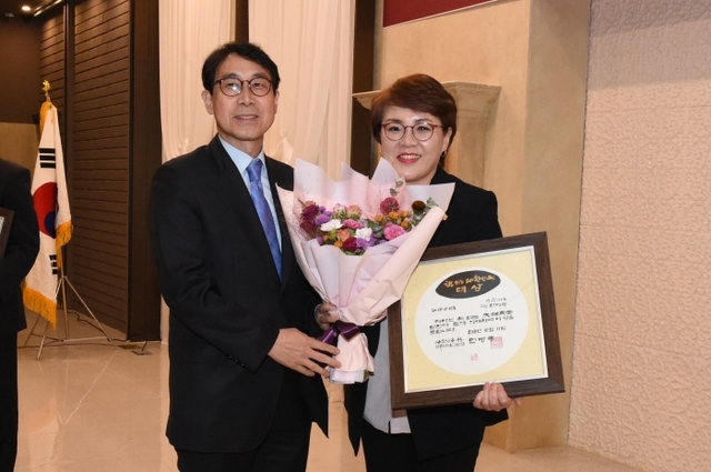 양주시의회 한미령 의원이 제33회 책의 날 독서유공자 표창장을 수상한 뒤 기념촬영을 하고 있다. 양주시의회 제공