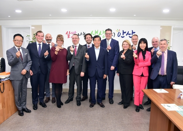 안산시의 국제우호협력 도시인 독일 아헨 특구(Aachen CitjRegion) 대표단이 경제 협력을 위해 시를 방문, 윤화섭 안산시장(가운데)을 비롯한 관계자들이 기념촬영을 하고 있다.