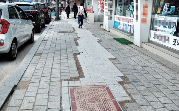 한전이 포천시 신읍동 중앙로 전주 지중화 공사를 한 후 인도 보도블록을 땜질식으로 시공해 안전사고 위험이 우려되고 있다. 김두현기자