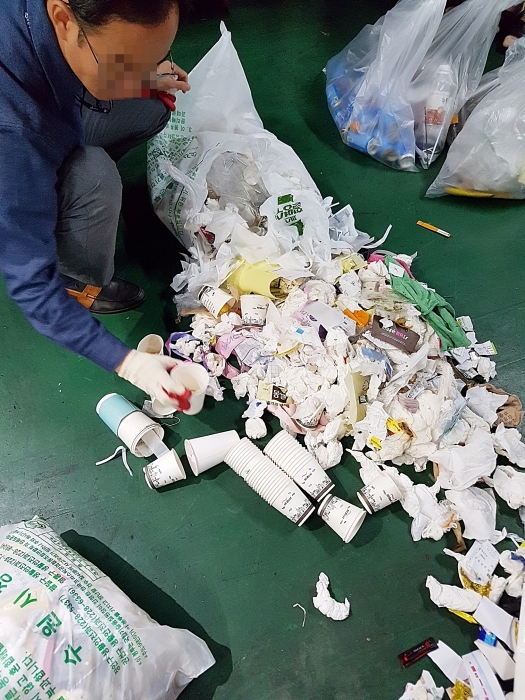 ▲ 쓰레기 종량제 봉투 뜯어보니 재활용품이 쏟아졌다 1