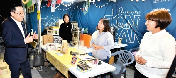 지난 9월20일 인천 계양구 계양경기장에서 열린 ‘제8회 인천전통시장 우수상품 전시회’에서 박남춘 인천시장이 사회적기업 등의 부스를 둘러보고 있다. 인천시 제공