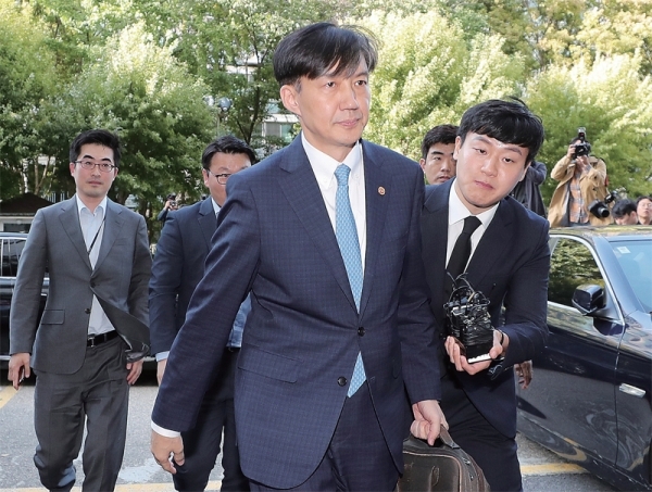 전격적으로 사의를 밝힌 조국 법무부 장관이 14일 오후 서울 방배동 자택으로 들어가고 있다. 연합뉴스