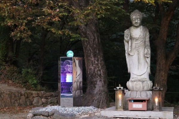 빛의 예술가로 불리는 안종연 작가의 작품이 사나사의 불상 옆에 전시되었다.
