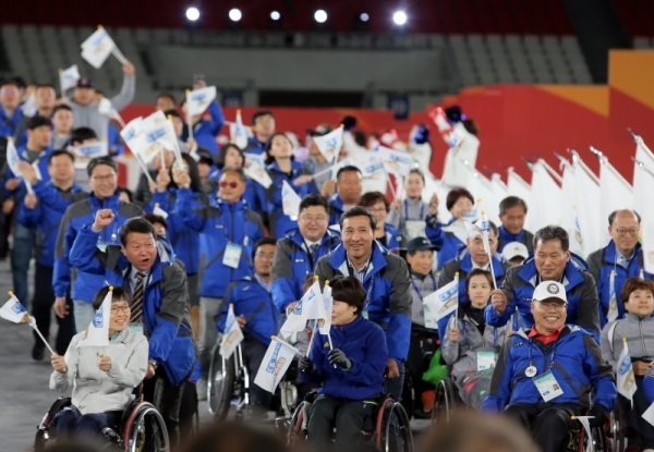 15일 오후 서울 잠실종합운동장 주경기장에서 열린 제39회 전국장애인체육대회 개회식에서 2년 연속 정상을 목표로 하고 있는 경기도선수단이 입장하고 있다.경기도장애인체육회 제공