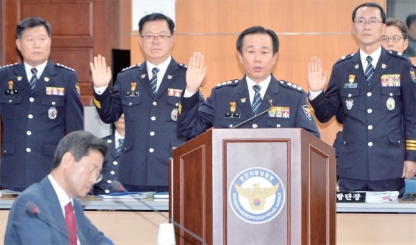 이상로 인천지방경찰청장과 간부들이 15일 오후 인천 남동구 인천지방경찰청에서 열린 ‘2019년 국회 행정안전위원회 인천지방경찰청에 대한 국정감사’에서 증인선서를 하고 있다. 조주현기자