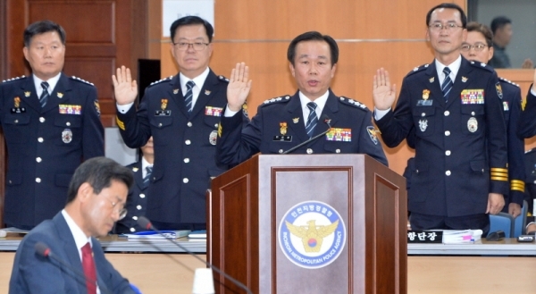 이상로 인천지방경찰청장과 간부 직원들이 15일 오후 인천 남동구 인천지방경찰청에서 열린 '2019년 국회 행정안전위원회 인천지방경찰청에 대한 국정감사'에서 증인선서를 하고 있다.조주현기자