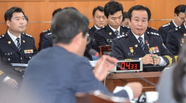 15일 오후 인천 남동구 인천지방경찰청에서 열린 '2019년 국회 행정안전위원회 인천지방경찰청에 대한 국정감사'에서 이상로 인천지방경찰청장 의원들의 질의에 답변하고 있다.조주현기자