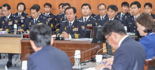 15일 오후 인천 남동구 인천지방경찰청에서 열린 '2019년 국회 행정안전위원회 인천지방경찰청에 대한 국정감사'에서 이상로 인천지방경찰청장 의원들의 질의에 답변하고 있다.조주현기자