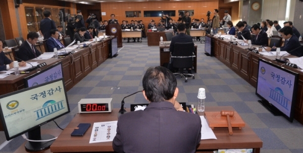 이상로 인천지방경찰청장과 간부 직원들이 15일 오후 인천 남동구 인천지방경찰청에서 '2019년 국회 행정안전위원회 인천지방경찰청에 대한 국정감사'가 열리고 있다.조주현기자