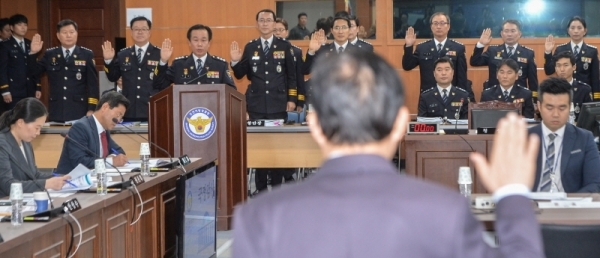 이상로 인천지방경찰청장과 간부 직원들이 15일 오후 인천 남동구 인천지방경찰청에서 열린 '2019년 국회 행정안전위원회 인천지방경찰청에 대한 국정감사'에서 증인선서를 하고 있다.조주현기자