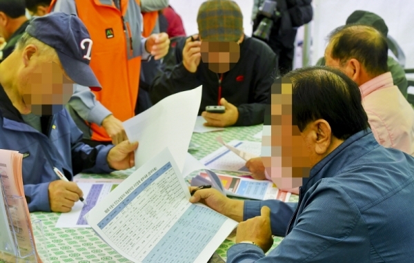 15일 오후 수원역 남측광장에서 열린 '제8회 수원시 노인일자리 채용한마당'에서 많은 구직자들이 이력서를 작성하고 구직활동을 벌이고 있다. 윤원규기자