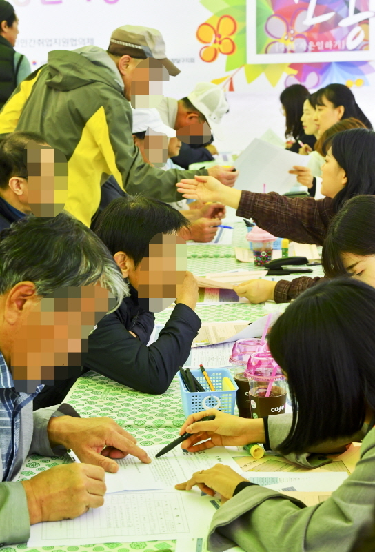 15일 오후 수원역 남측광장에서 열린 '제8회 수원시 노인일자리 채용한마당'에서 많은 구직자들이 이력서를 작성하고 구직활동을 벌이고 있다. 윤원규기자