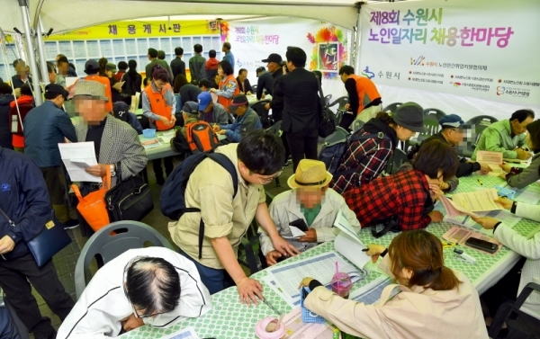 15일 오후 수원역 남측광장에서 열린 '제8회 수원시 노인일자리 채용한마당'에서 많은 구직자들이 이력서를 작성하고 구직활동을 벌이고 있다. 윤원규기자