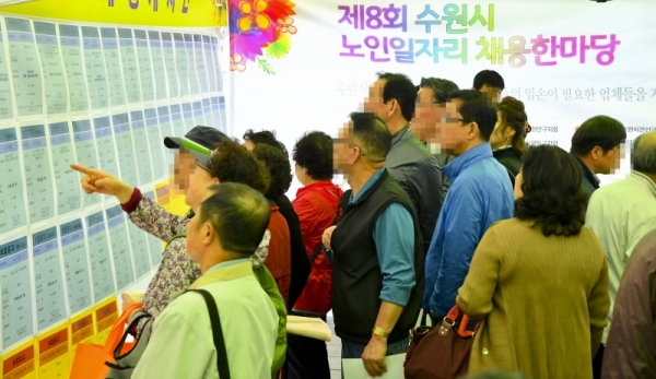 15일 오후 수원역 남측광장에서 열린 '제8회 수원시 노인일자리 채용한마당'에서 많은 구직자들이 이력서를 작성하고 구직활동을 벌이고 있다. 윤원규기자