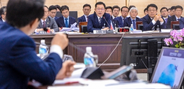 15일 오전 인천시청 대회의실에서 열린 ‘국회 안전행정위원회 인천시에 대한 국정감사’에서 박남춘 인천시장이 '붉은 수돗물 사태'와 관련한 자유한국당 김성태 의원의 질의에 답변하고 있다.조주현기자