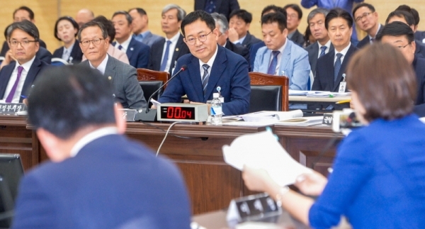 15일 오전 인천시청 대회의실에서 열린 ‘국회 안전행정위원회 인천시에 대한 국정감사’에서 박남춘 인천시장이 의원들의 질의에 답변하고 있다.조주현기자