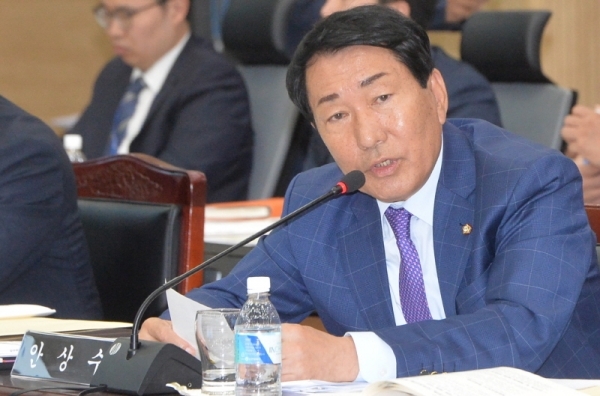 15일 오전 인천시청 대회의실에서 열린 ‘국회 안전행정위원회 인천시에 대한 국정감사’에서 자유한국당 안상수 의원이 질의하고 있다.조주현기자
